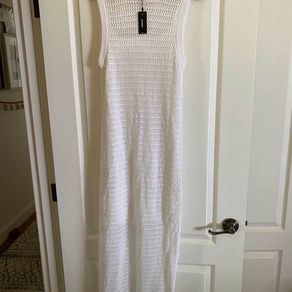 Elegant White Sleeveless Dress
